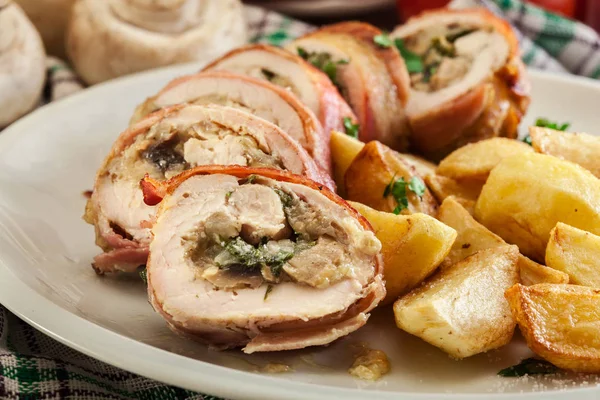 Peito Frango Recheado Com Champignon Cebola Queijo Envolto Com Bacon — Fotografia de Stock