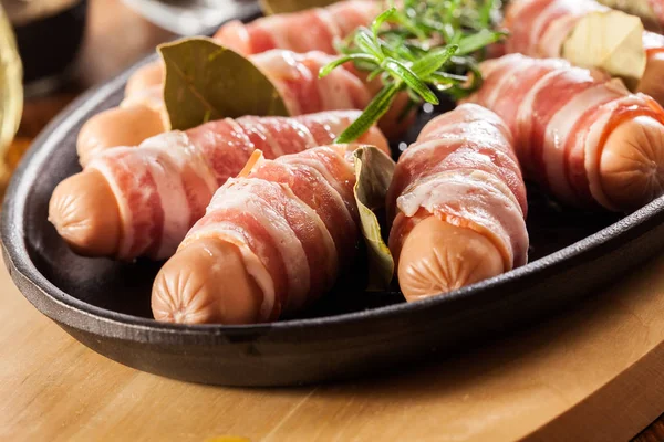 Schweine Decken Rohe Mini Würstchen Räucherspeck Gewickelt Fertig Gebacken — Stockfoto