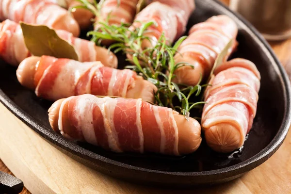 Schweine Decken Rohe Mini Würstchen Räucherspeck Gewickelt Fertig Gebacken — Stockfoto