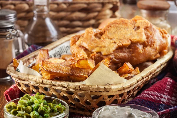 Pescado Tradicional Masa Cerveza Patatas Fritas Servidas Cesta —  Fotos de Stock