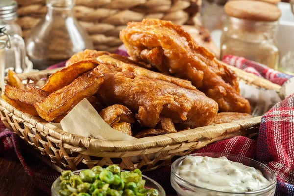 Pesce Tradizionale Pastella Birra Patatine Fritte Servite Sul Cestino — Foto Stock