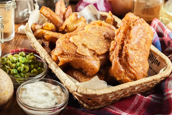 Pescado Tradicional Masa Cerveza Patatas Fritas Servidas Cesta —  Fotos de Stock