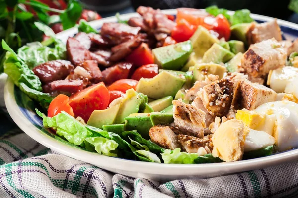 Tavuk Avokado Pastırma Domates Yumurta Ile Sağlıklı Cobb Salatası Amerikan — Stok fotoğraf