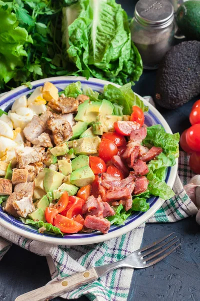 Sana Insalata Pannocchie Con Pollo Avocado Pancetta Pomodoro Uova Piatto — Foto Stock