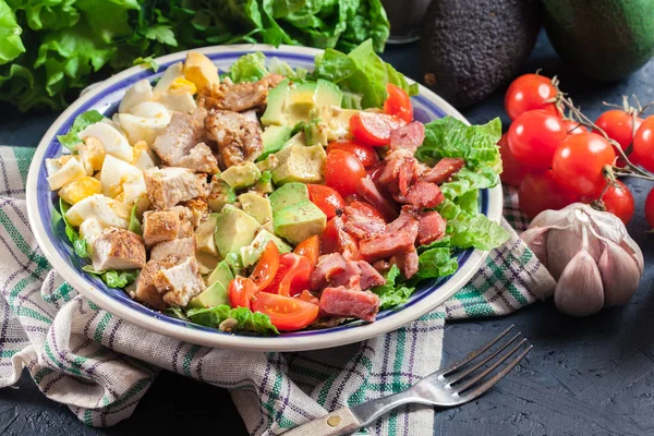 Sana Insalata Pannocchie Con Pollo Avocado Pancetta Pomodoro Uova Piatto — Foto Stock