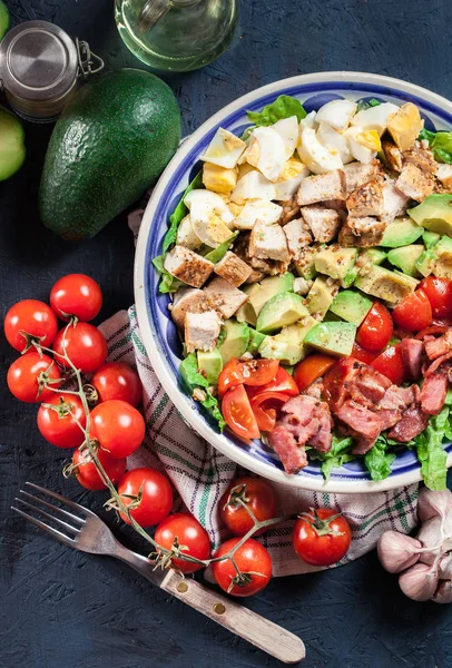 Sana Insalata Pannocchie Con Pollo Avocado Pancetta Pomodoro Uova Piatto — Foto Stock