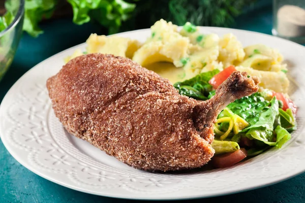Hühnerkiev Panierte Hühnerbrust Mit Kartoffelpüree Und Salat — Stockfoto
