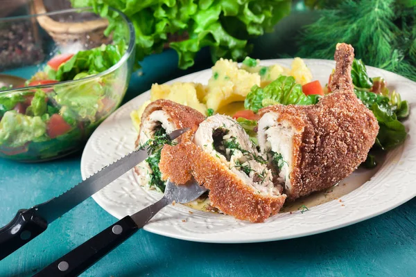キエフ風フライド チキン 鶏胸肉のパン粉マッシュ ポテト サラダ — ストック写真