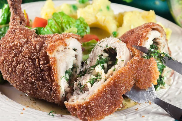 Kip Kiev Gepaneerde Kippenborst Met Aardappelpuree Een Salade — Stockfoto