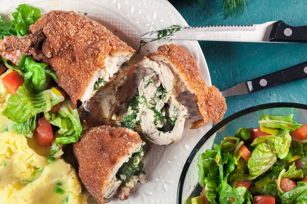 Pollo Kiev Petto Pollo Impanato Con Purè Patate Insalata Vista — Foto Stock