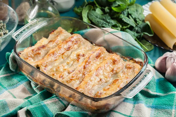 Pasta Cannelloni Ripiena Spinaci Una Casseruola Cucina Italiana — Foto Stock