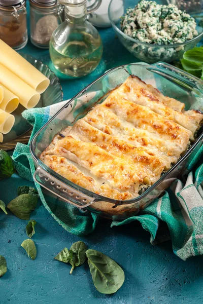 Canneloni Pasta Gevuld Met Spinazie Een Braadpan Schotel Italiaanse Keuken — Stockfoto