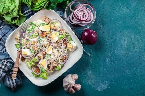 Peynir Yumurta Kırmızı Soğan Kruton Sağlıklı Sezar Salatası Talyan Mutfağı — Stok fotoğraf