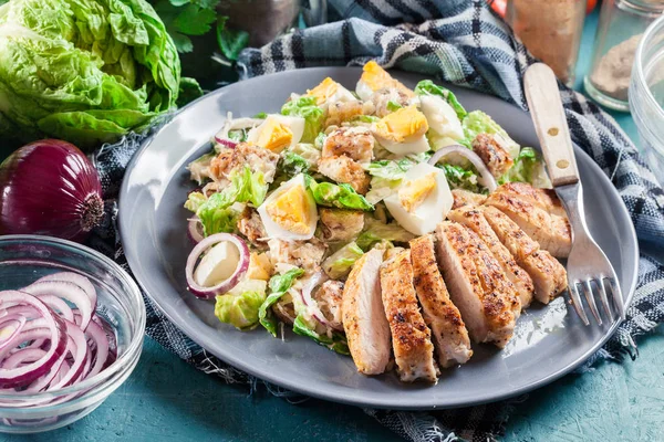 Salada César Saudável Com Frango Ovos Queijo Croutons Cozinha Italiana — Fotografia de Stock