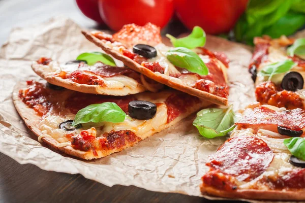 Snijd Pizza Pepperoni Met Olijven Geserveerd Papier — Stockfoto