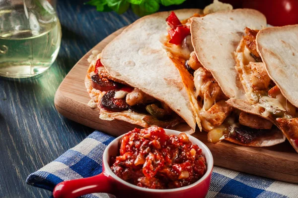 Quesadilla Mexicano Com Frango Chouriço Salsicha Pimenta Vermelha Servido Com — Fotografia de Stock