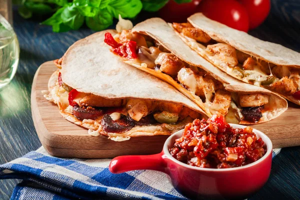 Quesadilla Mexicano Com Frango Chouriço Salsicha Pimenta Vermelha Servido Com — Fotografia de Stock