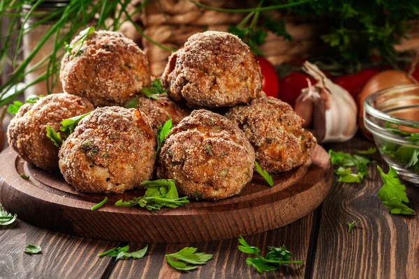 Pile Boulettes Viande Cuites Four Sur Une Planche Découper Avec — Photo