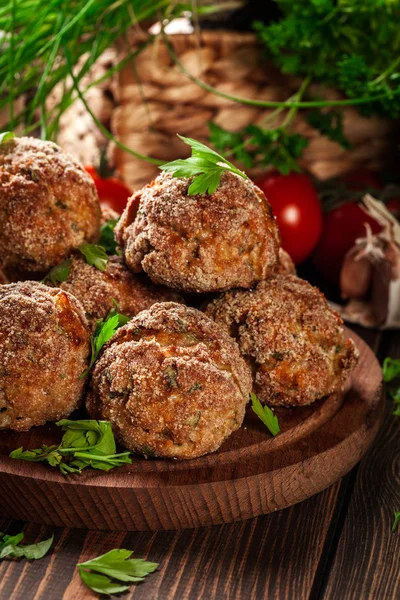 Pila Polpette Forno Tagliere Con Prezzemolo — Foto Stock