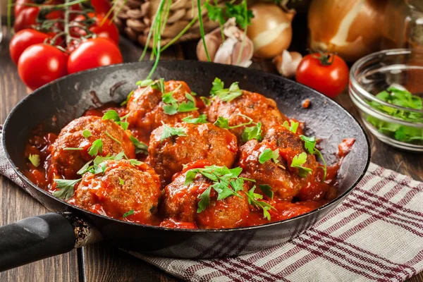 Varkensballetjes Met Pittige Tomatensaus Een Pan — Stockfoto