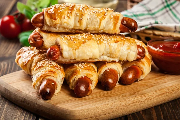 Gerold Hotdog Worstjes Gebakken Bladerdeeg Een Snijplank — Stockfoto
