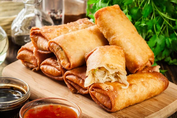 Rolos Primavera Com Frango Legumes Tábua Corte Cozinha Asiática — Fotografia de Stock