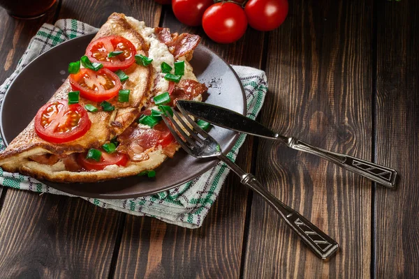 Tortilla Con Tocino Tomates Plato Marrón — Foto de Stock