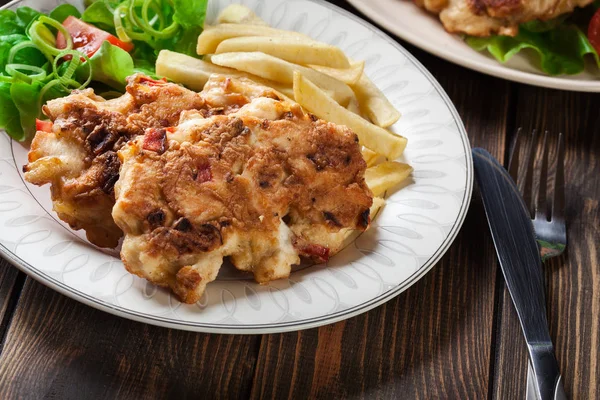 Medallones Pollo Con Pimientos Rojos Servidos Con Papas Fritas Ensalada —  Fotos de Stock