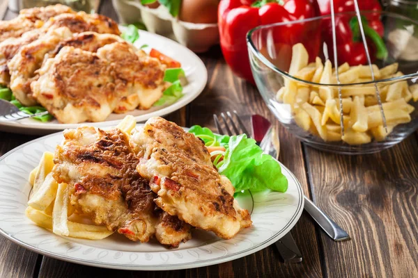 Kippenmedaillons Met Rode Paprika Geserveerd Met Chips Salade — Stockfoto