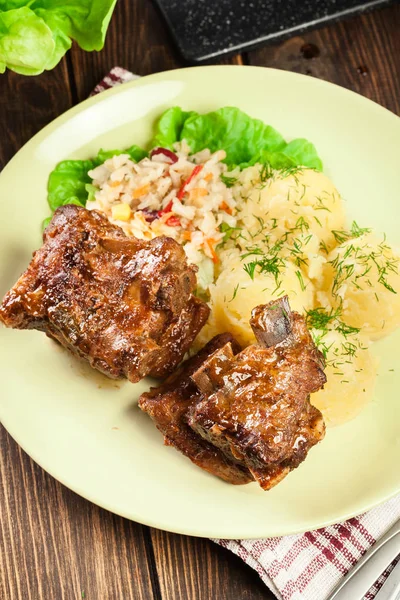 Schweinerippchen Mit Kartoffelpüree Und Sauce Fertig Zum Essen Ansicht Von — Stockfoto