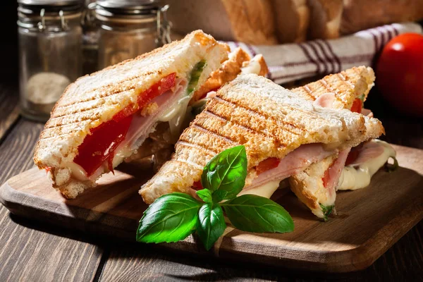 보드에 양상추 샌드위치와 Panini의 — 스톡 사진