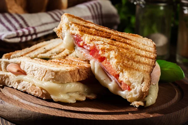 Panini Com Sanduíche Presunto Queijo Alface Uma Tábua Corte — Fotografia de Stock