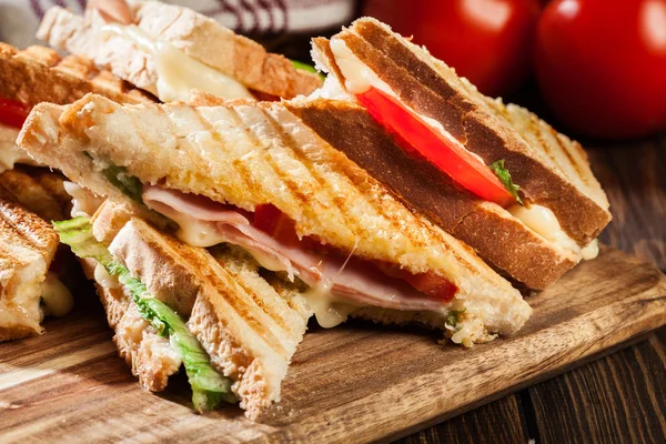 Pilha Panini Com Sanduíche Presunto Queijo Alface Uma Tábua Corte — Fotografia de Stock