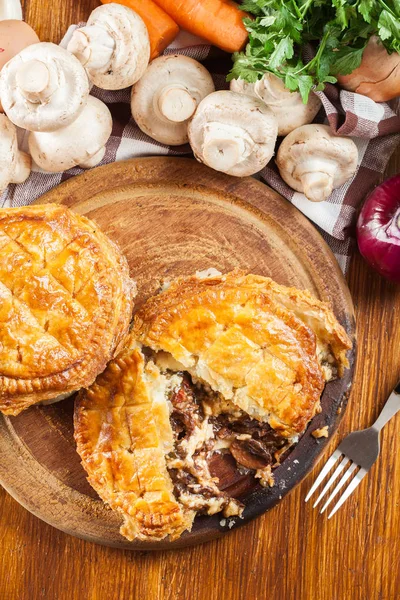 Fresh Beef Stew Pie Cutting Board Meat Puff Pastry Top — Stock Photo, Image