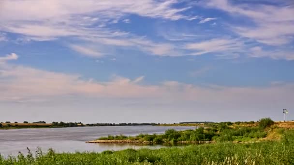 Wisła Wolken Boven Rivier Voor Zonsondergang Het Water Lucht Timelapse — Stockvideo