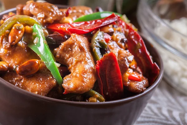 Frango Kung Pao Caseiro Com Pimentas Legumes Prato Tradicional Sichuan — Fotografia de Stock