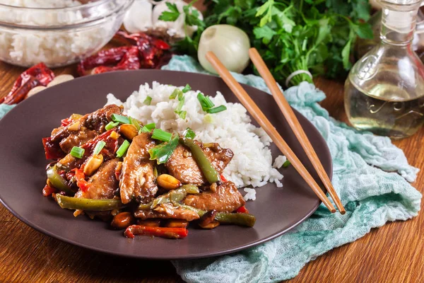 Kuřecí Kung Pao Paprikou Zeleninou Podáváme Rýží Tradiční Pokrm Čchuan — Stock fotografie