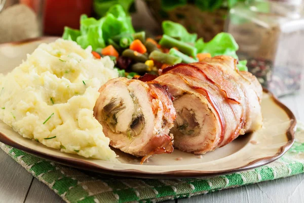 Hühnerbrust Gefüllt Mit Champignon Zwiebeln Und Käse Umwickelt Mit Speck — Stockfoto