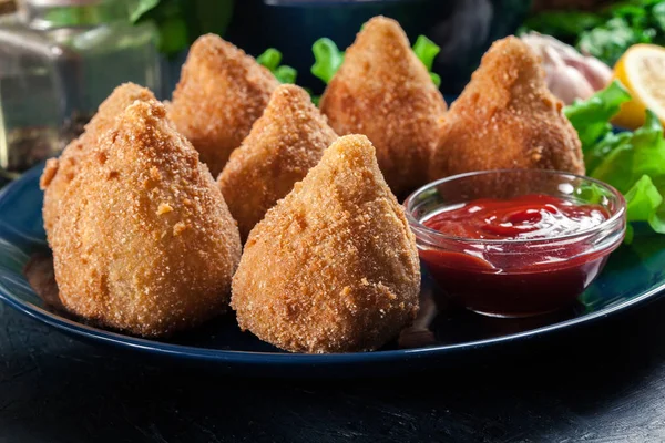 Coxinha. Croquete frito com frango — Fotografia de Stock