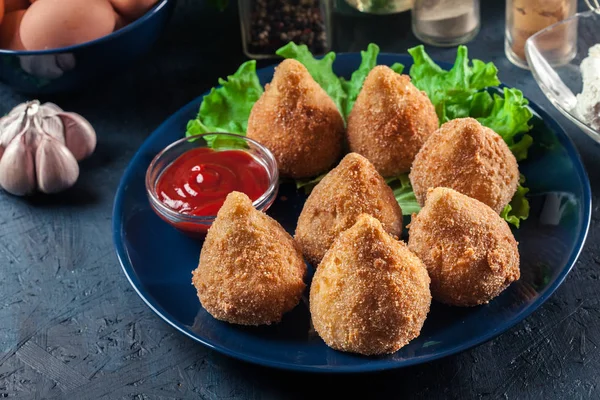 Coxinha. Croquete frito com frango — Fotografia de Stock