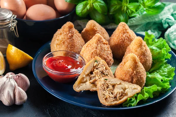 Coxinha Croquete Frito Com Frango Petiscos Brasileiros — Fotografia de Stock