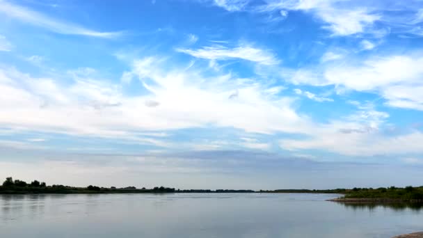 Wisły Chmury Nad Rzeką Przed Zachodem Słońca Woda Niebo Timelapse — Wideo stockowe