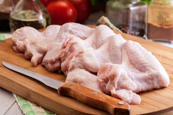 Rauwe Kippenvleugels Snijplank Houten Tafel — Stockfoto