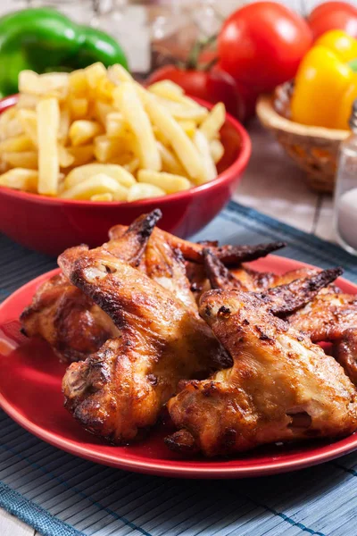 Lekker Gebakken Kippenvleugeltjes Een Bord Geserveerd Met Frietjes — Stockfoto