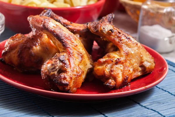 Leckere Gebackene Chicken Wings Auf Einem Teller Serviert Mit Pommes — Stockfoto