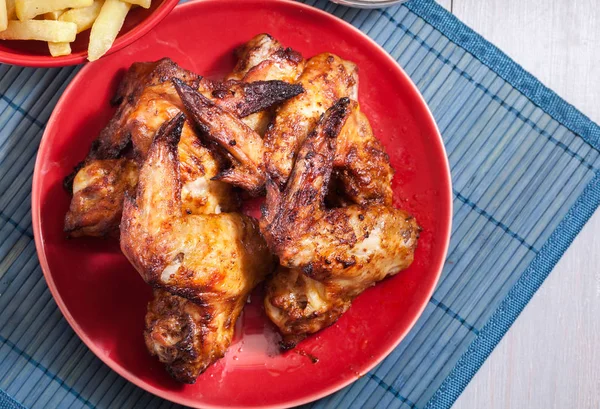 Leckere Gebackene Chicken Wings Auf Einem Teller Serviert Mit Pommes — Stockfoto