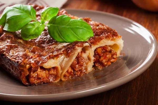 Bakad Cannelloni Med Malet Kött Och Bechamelsås Tallrik Italienskt Kök — Stockfoto