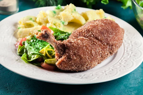 Frango Kiev Peito Frango Assado Com Purê Batatas Salada — Fotografia de Stock