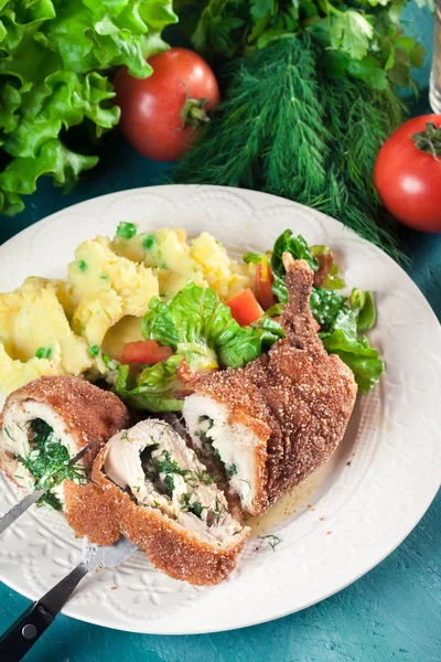 チキン キエフ パン粉の鶏胸肉 マッシュ ポテトとサラダ トップ ビュー — ストック写真