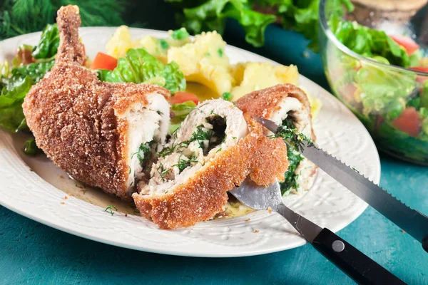 キエフ風フライド チキン 鶏胸肉のパン粉マッシュ ポテト サラダ — ストック写真